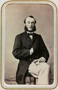 Miehen muotokuva, carte de visite; kannessa merkintä "Robert Ditzinger (1826-1891)". tekijältä Unknown photographer