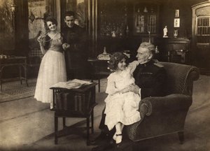 Muotokuva näyttelijä Cecyl Tryanista vuoden 1918 elokuvan "Spirale della morte" kuvauksissa. tekijältä Unknown photographer
