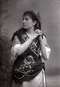 Sopraano Elisabeth Janvierin muotokuva Charles Gounodin elokuvassa "Le Tribut de Zamora" vuonna 1881. tekijältä Unknown photographer