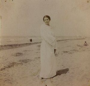 Muotokuva Forte dei Marmin rannalla Versiliassa, n.1910 (kuva). tekijältä Unknown photographer