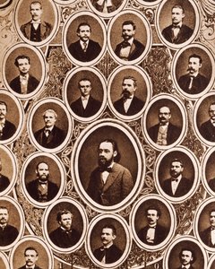 Prahan väliaikaisen teatterin orkesterin jäsenten muotokuvia, mukana Antonin Dvorak ja Bedrich Smetana. tekijältä Unknown photographer