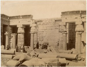 Ramses III:n Mortuary-temppelin toinen piha, pohjoispuoli, Medinet Habu, Egypti, noin 1890 tekijältä Unknown photographer