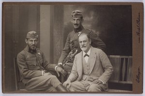 Sigmund Freud poikiensa Ernstin ja Martinin kanssa sotilaspuvuissa, noin 1916 (s/w-kuva). tekijältä Unknown photographer