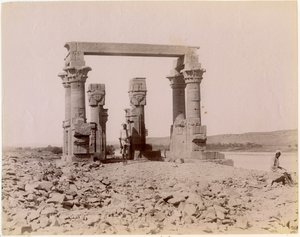 Qertassin roomalainen kioski (nykyään New Kalabshassa), nähtynä idästä, Egypti, valokuva: Edition J P Sebach, noin 1890 tekijältä Unknown photographer
