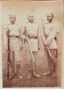 Kolme sotilasta 4. Gurkha (kivääri) rykmentistä tekijältä Unknown photographer