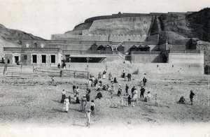 Näkymä Mesnil Valin (Mesnil-Val) rannalle kasinoineen ja terasseineen, Manche Normandy -postikortti 1900-luvun alusta tekijältä Unknown photographer