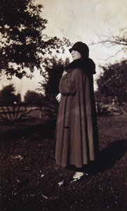 Vintage valokuva ranskalaisesta naisesta hatussa ja takissa, n. 1920 (b/w kuva) tekijältä Unknown photographer