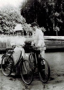 Vladimir Dmitrievich Nabokov (1870-1922) ja Elena Ivanovna Rukavishnikova (1876-1939), Nimetön. Valokuvaaja tekijältä Unknown photographer