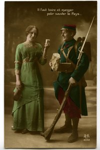 Sota 1914 - 1918 (14-18): aikakauden postikortti, jossa ranskalaissotilas sinihorisonttisessa univormussa (sininen horisontti) ottaa nuoren naisen hänelle tuomaa leipää ja viiniä: juo ja syö pelastaaksesi maan - ruoka - tekijältä Unknown photographer