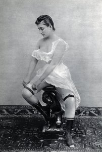 Nainen alusvaatteissa (deshabille) noin 1885 Anonyymi valokuvaus (mustavalkoinen kuva) tekijältä Unknown photographer
