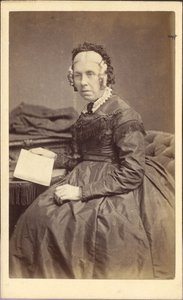 Nainen kirjan kanssa, n. 1860 (valokuva) tekijältä Unknown photographer