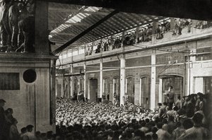 Työläiset kokoontuvat tehtaassa Torinossa Biennio Rosson aikana vuonna 1920, Työväenliikkeen historia (s/w-kuva). tekijältä Unknown photographer