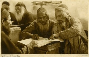 Jemeniläisiä juutalaisia miehiä opiskelemassa pyhiä tekstejä, Jerusalem, noin 1900 (s/w-kuva). tekijältä Unknown photographer