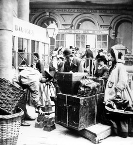 matkustajat, jotka valvoivat matkatavaroiden punnitsemista Gare de Lyonissa Pariisissa, Ranskan toisen imperiumin aikaan tekijältä Unknown photographer