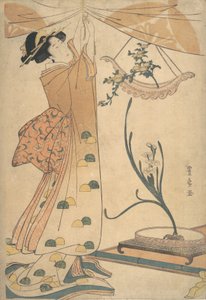 Nainen sitomassa verhoa, krysanteemien kukka-asetelma veneenmuotoisessa Ha..., n. 1805. tekijältä Utagawa Toyohiro