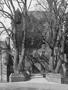Drawbridge, Cawdor Castle, Skotlanti, 1924-1926