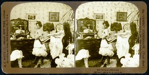 Stereoskooppinen kortti, joka kuvaa naista korsettina, n. 1900 (seepiakuva) (katso myös 473244) tekijältä Vermont, USA H.C. White Company