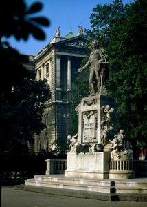 Muistomerkki itävaltalaisen säveltäjän Wolfgang Amadeus Mozartin (1756-1791) kunniaksi. Victor Tilgnerin (1844-1896) veistos 1896. Wien, Burggarten, Itävalta tekijältä Victor Tilgner