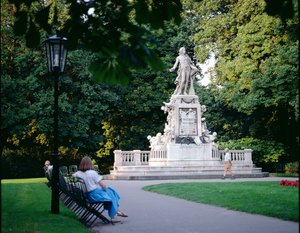 Mozartin muistomerkki, rakennettu 1896, Burggarten (kuva) tekijältä Victor Tilgner