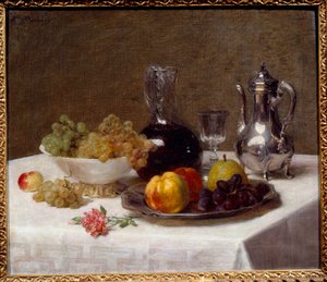 Pöytänurkkaus Hedelmien asetelma (rypäleet, kvitteni ja päärynä), hopeaesineet ja viinikannu. Victoria Dubourgin (1840-1926) maalaus 1900-luvun aurinko. 0,52x0,63 m Grenoble, Musee des Beaux Arts tekijältä Victoria Dubourg