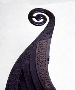 Hautausdrakkarin (viikinkilaivan) keulahahmo Osebergistä, 900-luvulta. Oslo Bygdoy -museo.