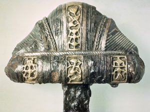 Yksityiskohta miekan kädensijasta, jossa leimattu koriste (messinki ja rauta) tekijältä Viking