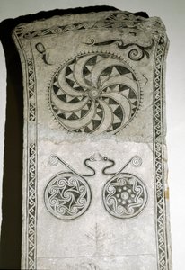 Riimukivi aurinkosymbolilla, 7.-8. vuosisata