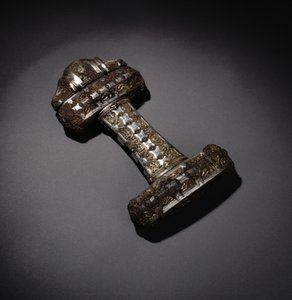 Miekan kädensija, Eiggistä, Skotlannista (pronssi, hopea, kullattu & niello) tekijältä Viking
