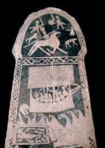 Viikinki: Gotlannin riimukivi (Ruotsi), joka edustaa viikinkipurjehdusdrakkaria, 800-luku - Musee regional de Visby, Ruotsi - Viikinki-pitkälaivaa kuvaava riimukivi, 800-luku - Visbyn aluemuseo, Ruotsi