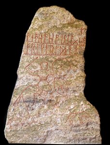 Stele riimukirjoituksella, joka esittää viikinkiratsumiestä koiran kanssa (kivi)