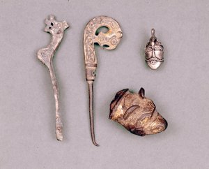 Erilaisia laitteita ja viikinkijalokiviä oikeassa yläkulmassa, Odinin jumaluus. Tukholma, Historiska Museet
