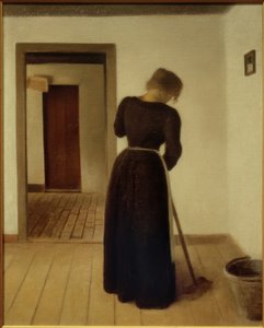 Interieur mit einer jungen Frau beim Fegen
