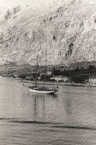 Aostan herttuan purjevene Kotorin rannikon edustalla Kroatiassa albumista "Korfu, Ateena ja Kotorin lahti". tekijältä Vincenzo Balocchi