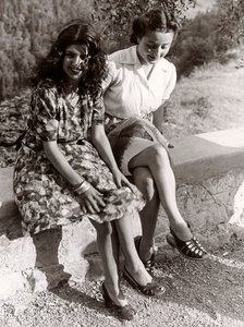 Kaksi tyttöä istuu seinällä, Italia, 1940 (s/w-kuva). tekijältä Vincenzo Balocchi