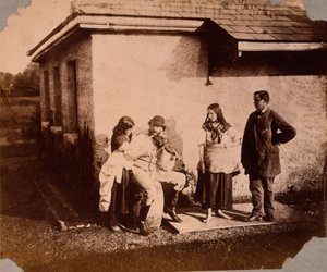 Lapset kuuntelevat viulua soittavaa miestä, noin 1859-61. tekijältä Viscountess Hawarden