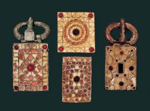 Metalliset korvakorut kullalla ja granaatilla koristeltu, 700-luku (kulta ja granaatti) tekijältä Visigothic