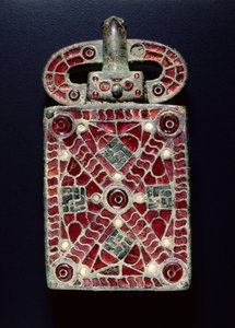 Vyönsolki, n. 525-560 (pronssi granaattiväreillä, lasi, helmiäinen, kultafolio, kullan jälkiä; pronssi ja lasi) tekijältä Visigothic Visigothic
