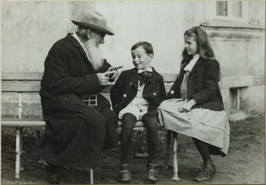 Leo Tolstoi lastenlasten Leon ja Sofian kanssa, 1909 tekijältä Vladimir Grigorievich Chertkov