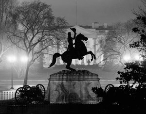 Andrew Jacksonin muistomerkki Lafayette-aukiolla, Valkoinen talo takana, Washington By Night (Washington yöllä)