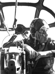 Tykkimies B-17:n nokassa harjoittelun aikana MacDill Fieldillä toisessa maailmansodassa.
