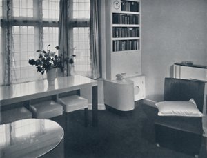 Renovart Oy: Yhden huoneen asunto, jossa on hyödyllinen kulmakalusto, joka sisältää sähkökellon tekijältä W. Dennis Moss