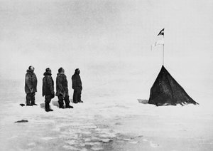 Roald Amundsen, Helmer Hanssen, Sverre Hassel ja Oscar Wisting etelänavalle pystytetyn teltan edessä, 16. joulukuuta tekijältä John Ward Dunsmore