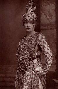 ""Henriette Rosine Bernard kirjoittaa Sarah Bernhardtin (1844-1923) (woodburytype) tekijältä W. and D. (after) Downey