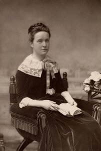 ""Millicent Fawcett (s. Garrett - 1947-1929) englantilainen feministi, 50 vuoden ajan naisten äänioikeusliikkeen johtaja. Pioneerinaisen lääkärin Elizabeth Garrett Andersonin sisar; Henry Fawcettin vaimo, sokea radikaali poliitikko (woodburytype