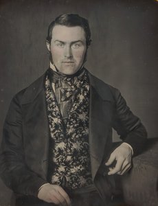 Istuva mies kukkaliivissä, 1840-50-luku tekijältä W. and F. Langenheim