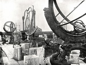 Jotkut instrumentit observatorion päällä, Pekin, Kiina, 1895. tekijältä W and S Ltd