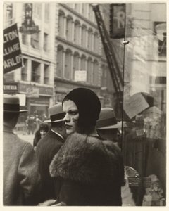 Tyttö Fulton Streetillä, New York tekijältä Walker Evans