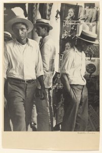 Ihmiset Havannan keskustassa Shoeshine Newsstandissa tekijältä Walker Evans