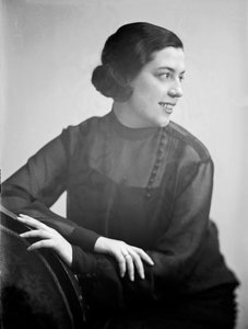 Muotokuva Anita Pittonista, noin 1933 (s/w-kuva).