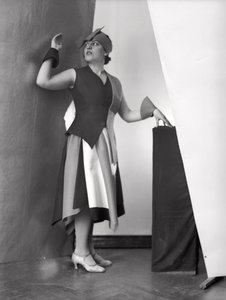 Muotokuva Anita Pittonista taidemaalari Marcello Clarionin suunnittelemassa mekossa, noin 1930 (s/w-kuva). tekijältä Wanda Wulz